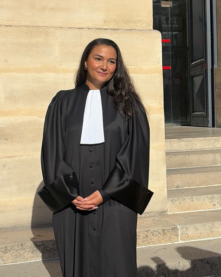 Maître Fatima-Zohra Ziani en robe d'avocat devant le palais de justice